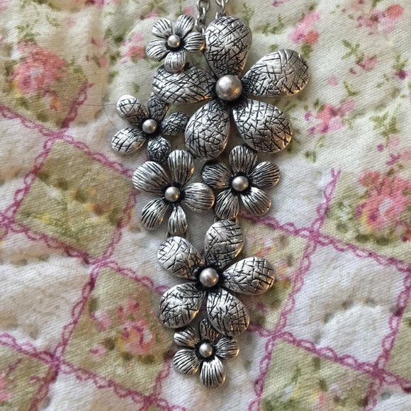 Flower necklace - Picture 3 of 4